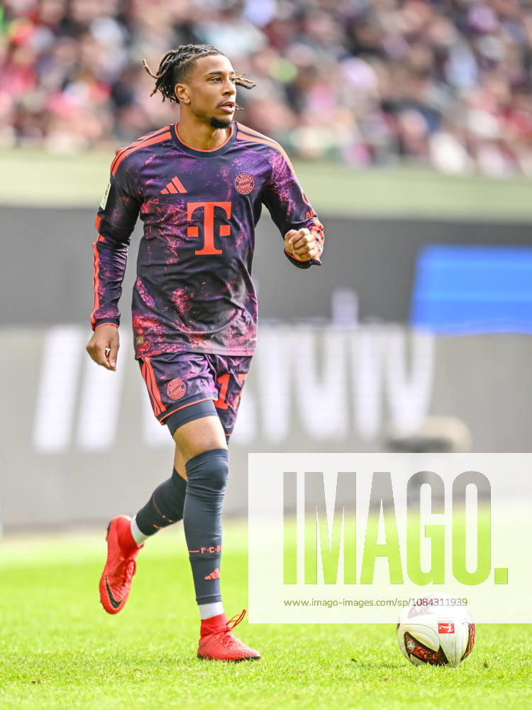 Michael Olise (FC Bayern Muenchen) in Aktion, am Ball, Einzelaktion waehrend des spiels der 1. Bundesliga zwischen FC Augsburg und FC Bayern Muenchen, WWK Arena am 10. October 2026 in Augsburg, Deutschland. (Foto von Harry Langer DeFodi Images) +++ Michael Olise (FC Bayern Muenchen) controls the Ball during the Bundesliga match between FC Augsburg and FC Bayern Muenchen at WWK Arena on October 10, 2026 in Augsburg, Germany. (Photo by Harry Langer DeFodi Images) DFB DFL REGULATIONS PROHIBIT ANY USE OF PHOTOGRAPHS AS IMAGE SEQUENCES AND OR QUASI-VIDEO. (Photo by Harry Langer DeFodi Images) DFB DFL REGULATIONS PROHIBIT ANY USE OF PHOTOGRAPHS AS IMAGE SEQUENCES AND OR QUASI-VIDEO. -