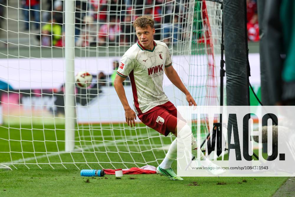 Torjubel von Robin Fellhauer 19 (FC Augsburg) zum 1:0, FC Augsburg vs. FC Bayern Muenchen, Fussball, 1. Bundesliga, 5. Spieltag, 10.10.2026 DFB DFL regulations prohibit any use of photographs as image sequences and or quasi-video Augsburg Bayern Deutschland