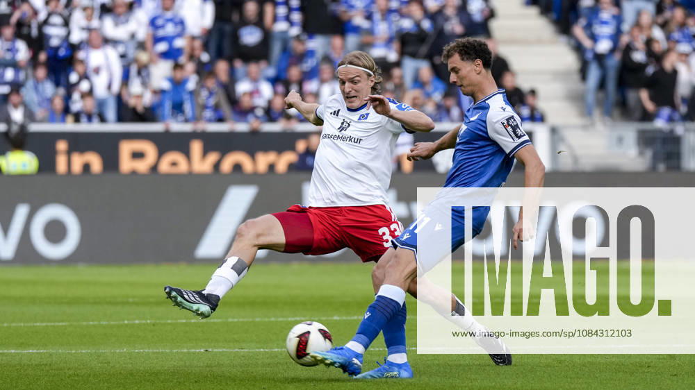 V.li.: Sebastiaan Bornauw (HSV, 33), Fisnik Asllani (Hoffenheim, 11), Zweikampf, Spielszene, Duell, duel, tackle, tackling, Dynamik, Action, Aktion, 10.10.2026, Sinsheim (Deutschland), Fussball, Bundesliga, TSG 1899 Hoffenheim - Hamburger SV, DFB DFL REGULATIONS PROHIBIT ANY USE OF PHOTOGRAPHS AS IMAGE SEQUENCES AND OR QUASI-VIDEO.