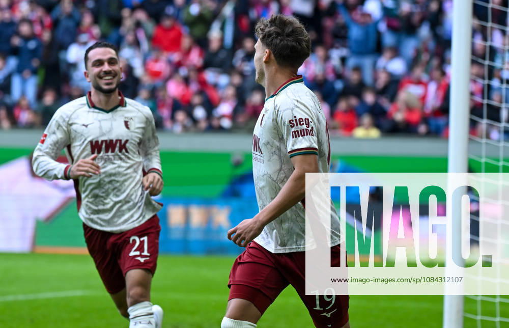 Fussball 1.Bundesliga, FC Augsburg - Bayern München v.l. Robin Fellhauer (FC Augsburg) Jubel, Torjubel, celebrate the goal, jubelt ueber das Tor zum 1:0 Augsburg