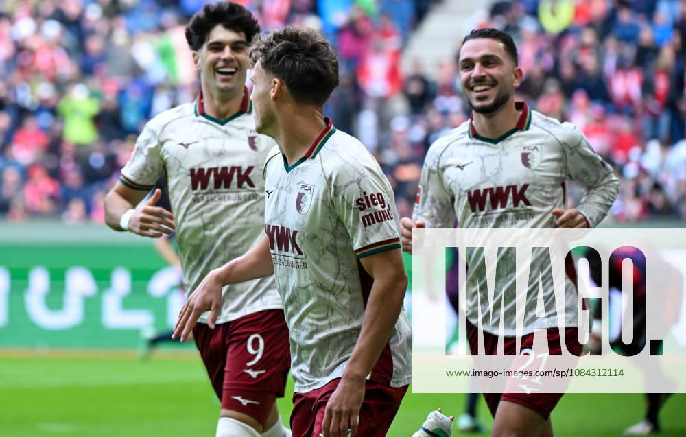 Fussball 1.Bundesliga, FC Augsburg - Bayern München v.l. Robin Fellhauer (FC Augsburg) Jubel, Torjubel, celebrate the goal, jubelt ueber das Tor zum 1:0 Augsburg