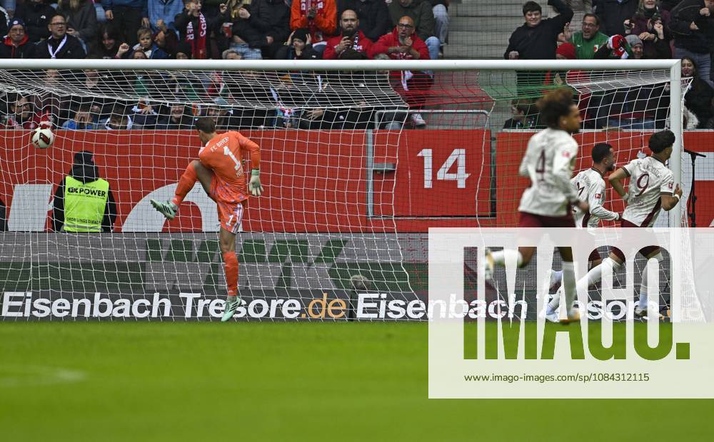 Fussball Bundesliga 2026 2027, 5.Spieltag, FC Augsburg - FC Bayern München, in der WWK-Arena Augsburg, Torwart Manuel Neuer (FC Bayern München) ärgert sich über das 1:0