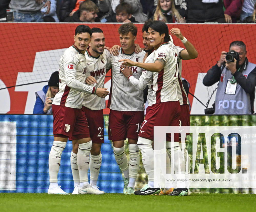 Fussball Bundesliga 2026 2027, 5.Spieltag, FC Augsburg - FC Bayern München, in der WWK-Arena Augsburg, Torjubel rund um Torschützen Robin Fellhauer (Augsburg)