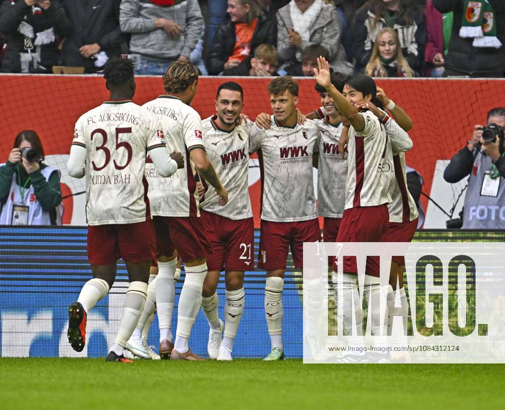 Fussball Bundesliga 2026 2027, 5.Spieltag, FC Augsburg - FC Bayern München, in der WWK-Arena Augsburg, Torjubel rund um Torschützen Robin Fellhauer (Augsburg)