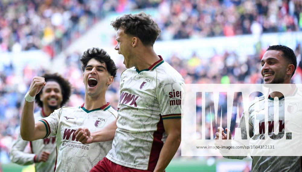 Fussball 1.Bundesliga, FC Augsburg - Bayern München v.l. Robin Fellhauer (FC Augsburg) Jubel, Torjubel, celebrate the goal, jubelt ueber das Tor zum 1:0 Augsburg