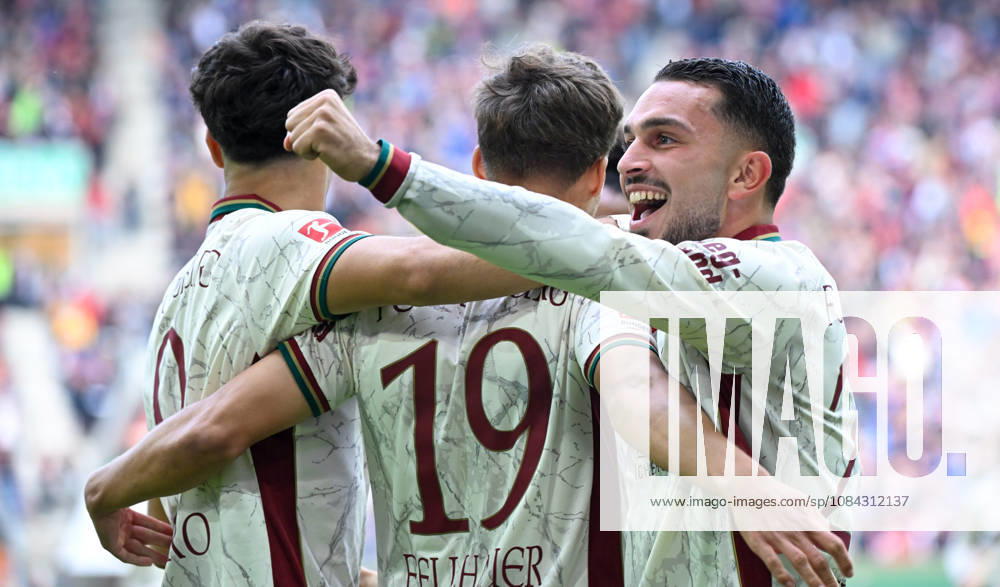 Fussball 1.Bundesliga, FC Augsburg - Bayern München v.l. Robin Fellhauer (FC Augsburg) Jubel, Torjubel, celebrate the goal, jubelt ueber das Tor zum 1:0 Augsburg