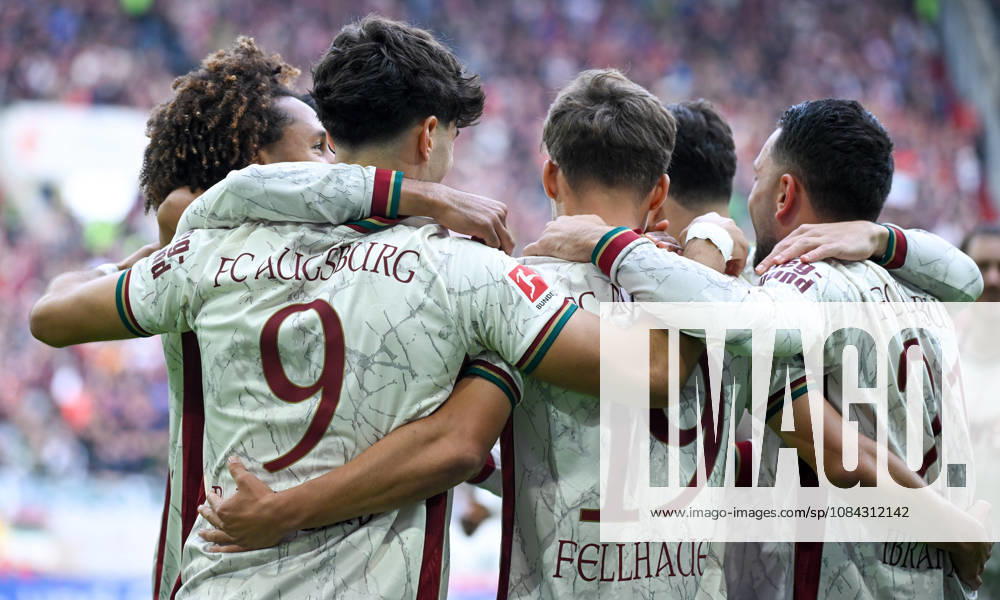 Fussball 1.Bundesliga, FC Augsburg - Bayern München v.l. Robin Fellhauer (FC Augsburg) Jubel, Torjubel, celebrate the goal, jubelt ueber das Tor zum 1:0 Augsburg