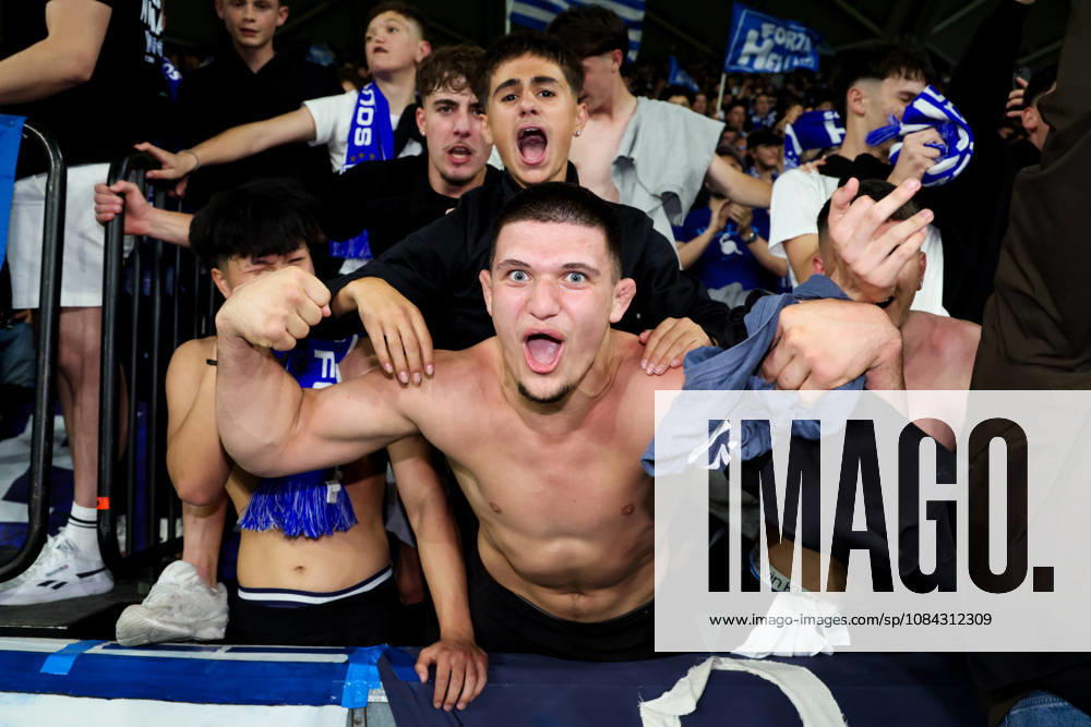 MELBOURNE, AUSTRALIA - OCTOBER 10: Fans of South Melbourne FC celebrate after defeating Melbourne Victory FC in the 2026 Hahn Australia Cup Final at AAMI Park on October 10, 2026 in Melbourne, Australia. South Melbourne FC V Melbourne Victory FC - Australia Cup 2026 Final - ZUMAp121 20261010_zsp_p121_019