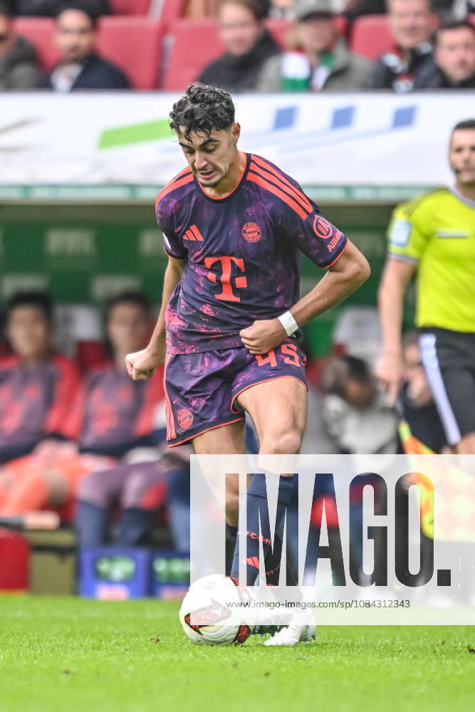 Aleksandar Pavlovic (FC Bayern Muenchen) in Aktion, am Ball, Einzelaktion waehrend des spiels der 1. Bundesliga zwischen FC Augsburg und FC Bayern Muenchen, WWK Arena am 10. October 2026 in Augsburg, Deutschland. (Foto von Harry Langer DeFodi Images) +++ Aleksandar Pavlovic (FC Bayern Muenchen) controls the Ball during the Bundesliga match between FC Augsburg and FC Bayern Muenchen at WWK Arena on October 10, 2026 in Augsburg, Germany. (Photo by Harry Langer DeFodi Images) DFB DFL REGULATIONS PROHIBIT ANY USE OF PHOTOGRAPHS AS IMAGE SEQUENCES AND OR QUASI-VIDEO. (Photo by Harry Langer DeFodi Images) DFB DFL REGULATIONS PROHIBIT ANY USE OF PHOTOGRAPHS AS IMAGE SEQUENCES AND OR QUASI-VIDEO. -