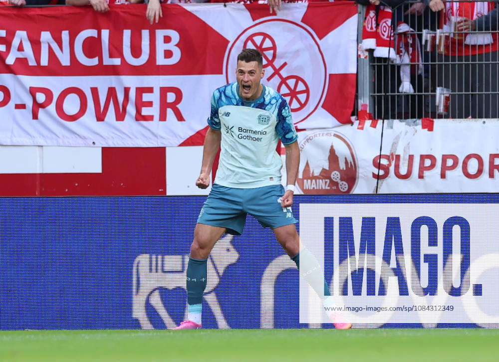 Fussball Bundesliga, 1. FSV Mainz 05 - Bayer 04 Leverkusen, v.l., Torjubel zum 0:2 durch Patrik Schick (Bayer 04 Leverkusen), Goal celebration, celebrate the goal DFL DFB REGULATIONS PROHIBIT ANY USE OF PHOTOGRAPHS AS IMAGE SEQUENCES AND OR QUASI-VIDEO.