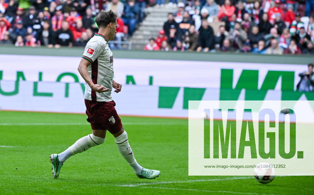 Fussball 1.Bundesliga, FC Augsburg - Bayern München v.l. Robin Fellhauer (FC Augsburg) Goal scored, erziehlt das Tor zum 1:0 Augsburg