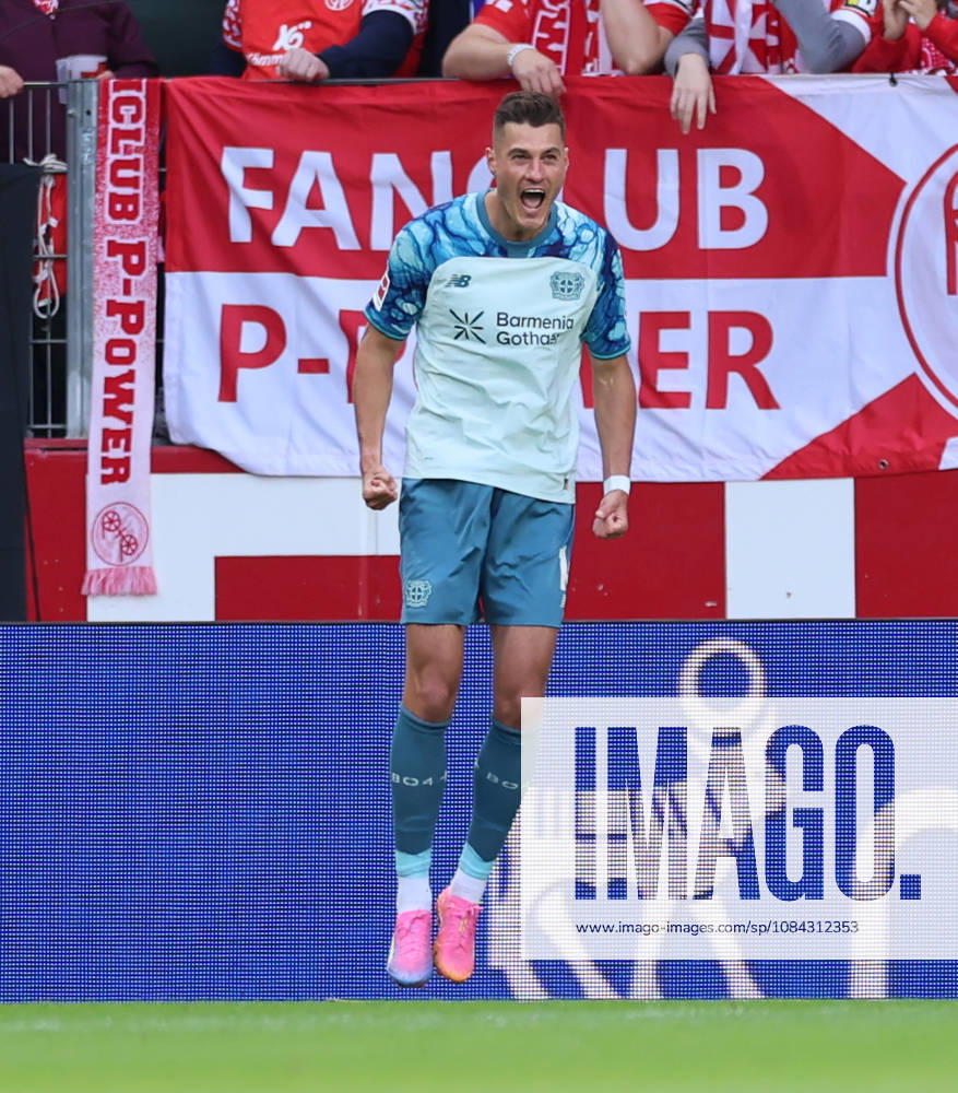 Fussball Bundesliga, 1. FSV Mainz 05 - Bayer 04 Leverkusen, v.l., Torjubel zum 0:2 durch Patrik Schick (Bayer 04 Leverkusen), Goal celebration, celebrate the goal DFL DFB REGULATIONS PROHIBIT ANY USE OF PHOTOGRAPHS AS IMAGE SEQUENCES AND OR QUASI-VIDEO.