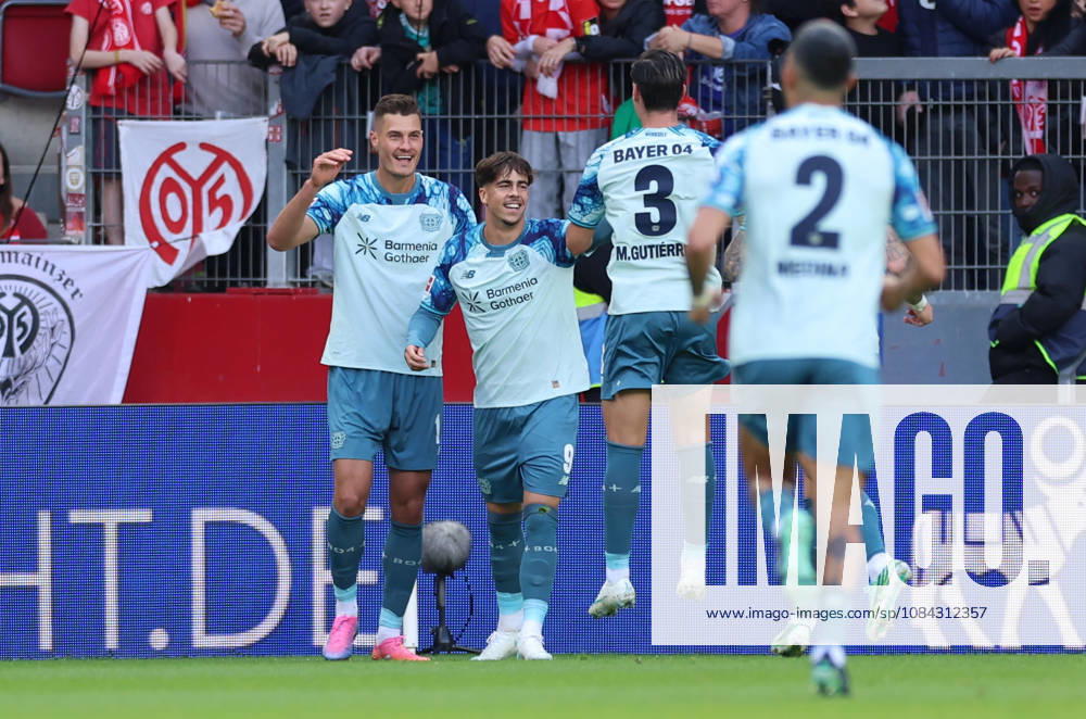 Fussball Bundesliga, 1. FSV Mainz 05 - Bayer 04 Leverkusen, v.l., Torjubel zum 0:2 durch Patrik Schick (Bayer 04 Leverkusen), Goal celebration, celebrate the goal, Afonso Moreira (Bayer 04 Leverkusen) DFL DFB REGULATIONS PROHIBIT ANY USE OF PHOTOGRAPHS AS IMAGE SEQUENCES AND OR QUASI-VIDEO.