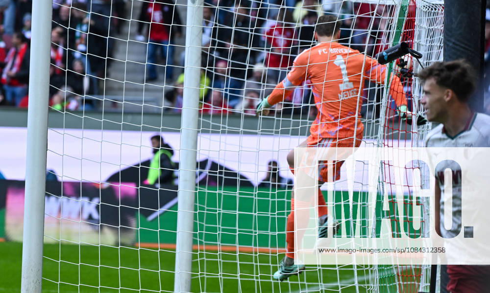 Fussball 1.Bundesliga, FC Augsburg - Bayern München v.l. Manuel Neuer (FC Bayern Muenchen) sauer Augsburg