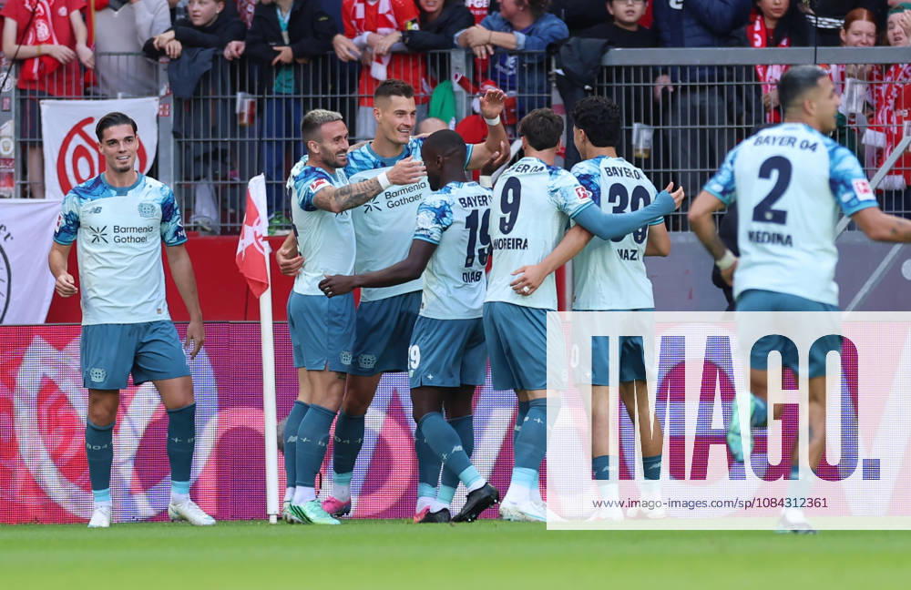 Fussball Bundesliga, 1. FSV Mainz 05 - Bayer 04 Leverkusen, v.l., Torjubel zum 0:2 durch Patrik Schick (Bayer 04 Leverkusen), Goal celebration, celebrate the goal DFL DFB REGULATIONS PROHIBIT ANY USE OF PHOTOGRAPHS AS IMAGE SEQUENCES AND OR QUASI-VIDEO.