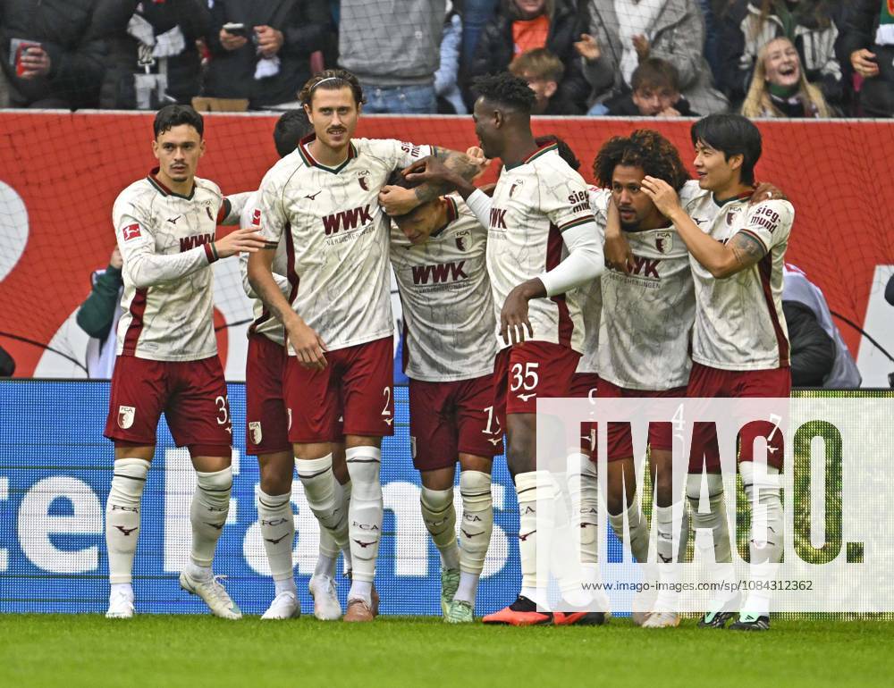 Fussball Bundesliga 2026 2027, 5.Spieltag, FC Augsburg - FC Bayern München, in der WWK-Arena Augsburg, Torjubel rund um den Torschützen Robin Fellhauer (Augsburg)