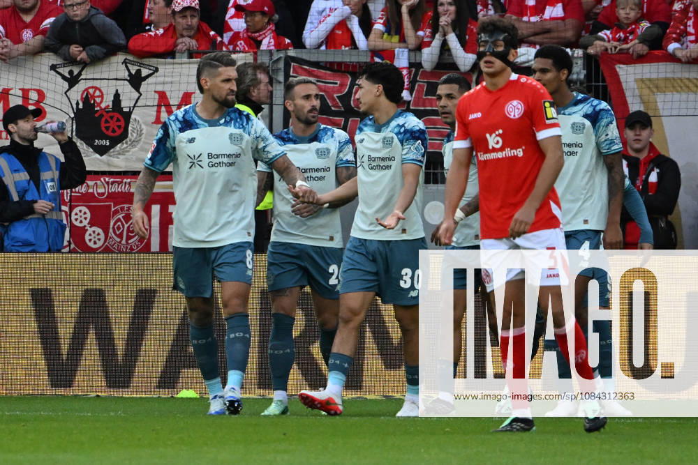 Fussball 1.Bundesliga, FSV Mainz 05 - Bayer 04 Leverkusen v.l. Torjubel nach dem Tor zum celebrating the goal celebrate 0:1 durch Robert Andrich (Bayer 04 Leverkusen) Mainz