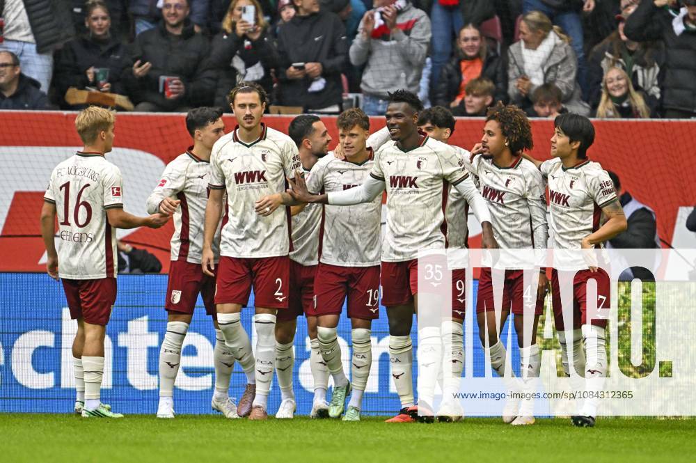 Fussball Bundesliga 2026 2027, 5.Spieltag, FC Augsburg - FC Bayern München, in der WWK-Arena Augsburg, Torjubel rund um den Torschützen Robin Fellhauer (Augsburg)