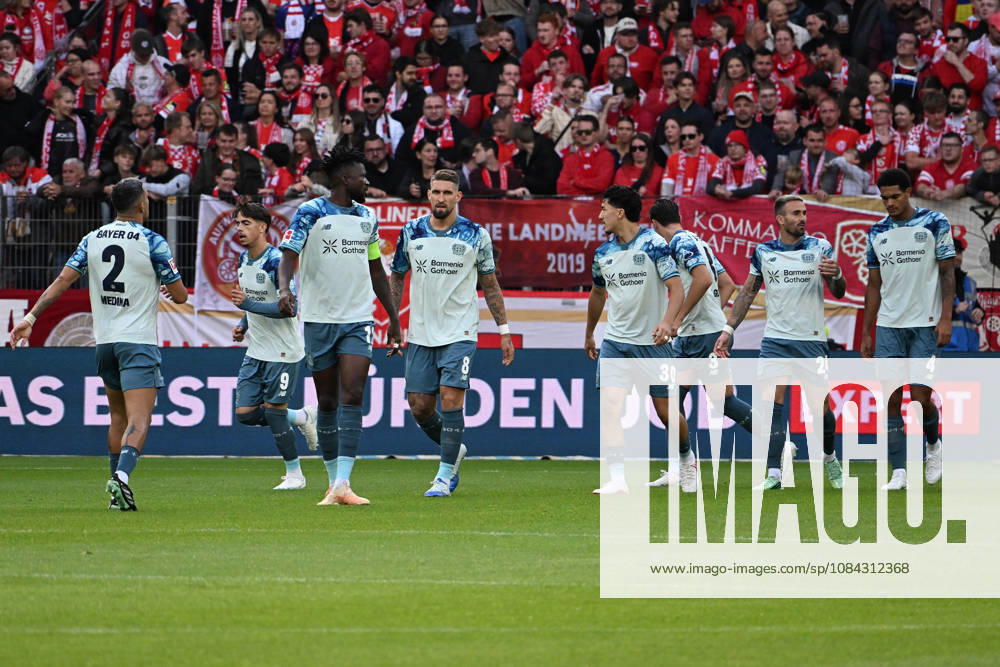 Fussball 1.Bundesliga, FSV Mainz 05 - Bayer 04 Leverkusen v.l. Torjubel nach dem Tor zum celebrating the goal celebrate 0:1 durch Robert Andrich (Bayer 04 Leverkusen) Mainz