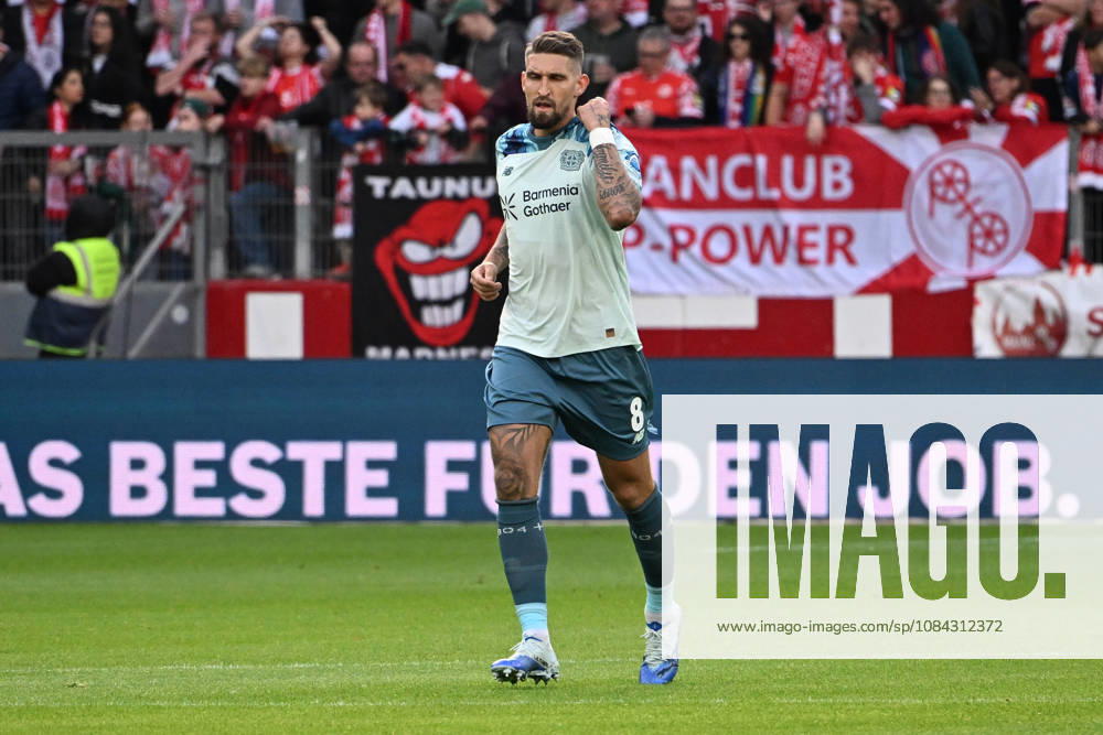 Fussball 1.Bundesliga, FSV Mainz 05 - Bayer 04 Leverkusen v.l. Torjubel nach dem Tor zum celebrating the goal celebrate 0:1 durch Robert Andrich (Bayer 04 Leverkusen) Mainz