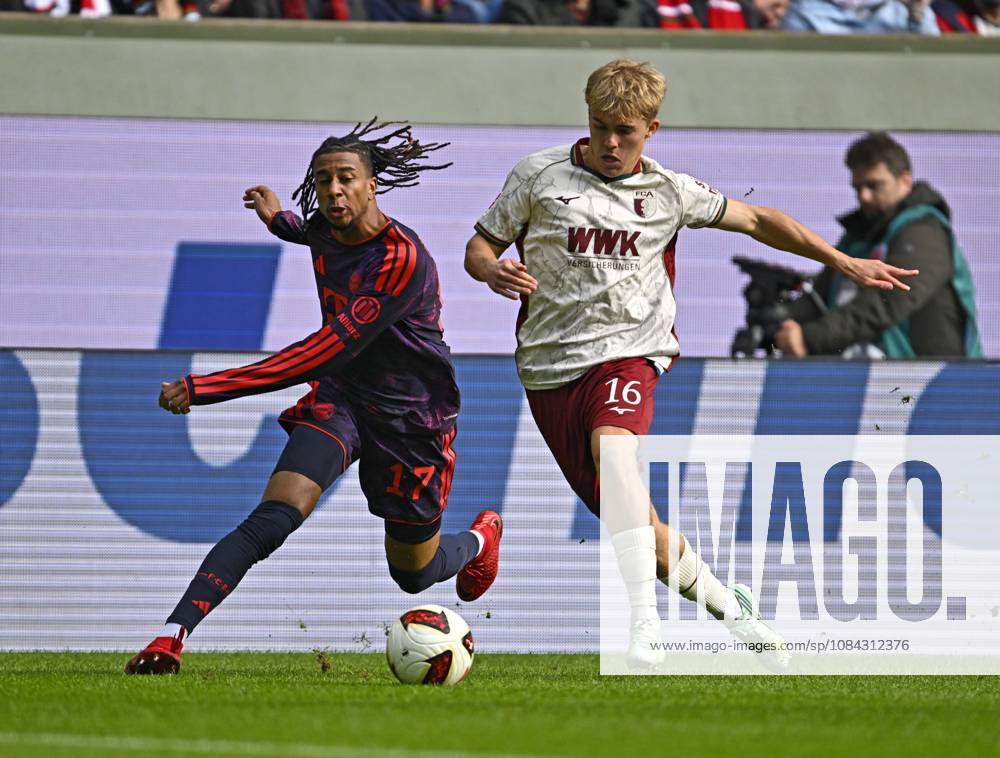 Fussball Bundesliga 2026 2027, 5.Spieltag, FC Augsburg - FC Bayern München, in der WWK-Arena Augsburg, v.l. Michael Olise (FC Bayern München) gegen Hennes Behrens (FC Augsburg)