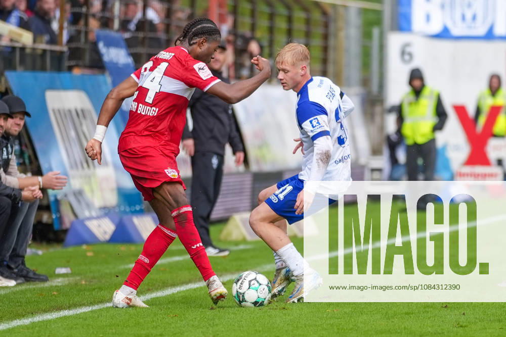 Deutschland: Fussball, 3. Liga, 8. Spieltag, Hänsch-Arena, Meppen, Emsland, Niedersachsen, SV Meppen vs. VfB Stuttgart U21, U 21 VfB Stuttgart II: Dominique Domröse (SV Meppen, 2) gegen Joyeux Masanka Bungi (VfB Stuttgart U21, 24)