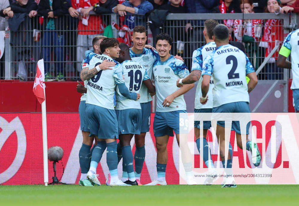 Fussball Bundesliga, 1. FSV Mainz 05 - Bayer 04 Leverkusen, v.l., Torjubel zum 0:2 durch Patrik Schick (Bayer 04 Leverkusen), Goal celebration, celebrate the goal DFL DFB REGULATIONS PROHIBIT ANY USE OF PHOTOGRAPHS AS IMAGE SEQUENCES AND OR QUASI-VIDEO.