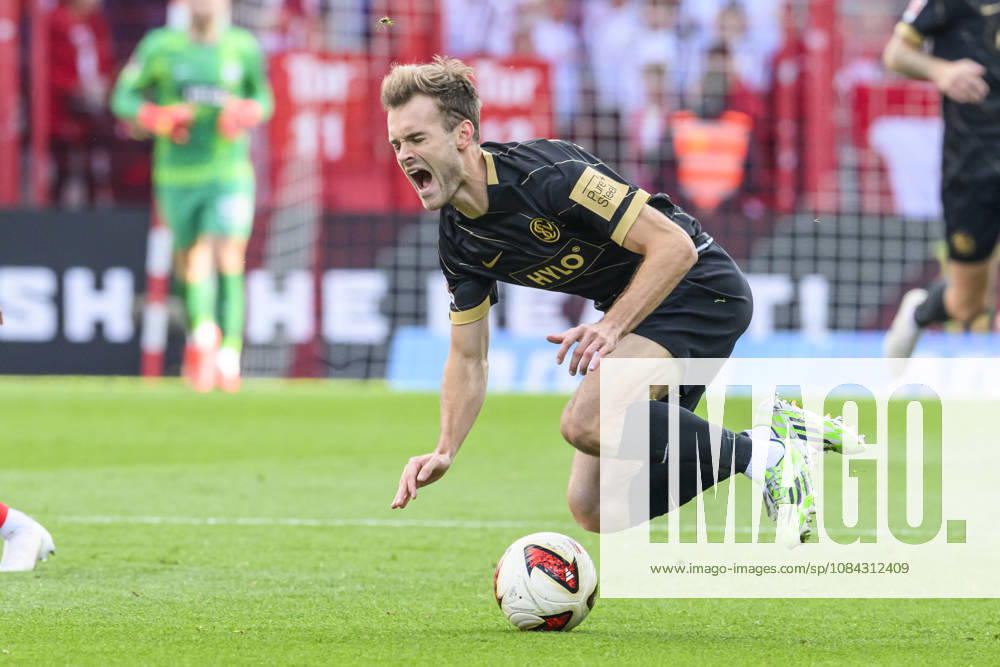 Im Bild v.l.: Tom Zimmerscheid (SV Elversberg, 29), geht nach Faul zu Boden, GER, Berlin, Fussball, 1. FC Union Berlin vs SV Elversberg, in der Alten Försterei, 10.10.2026, DFB DFL REGULATIONS PROHIBIT ANY USE OF PHOTOGRAPHS AS IMAGE SEQUENCES AND OR QUASI-VIDEO,
