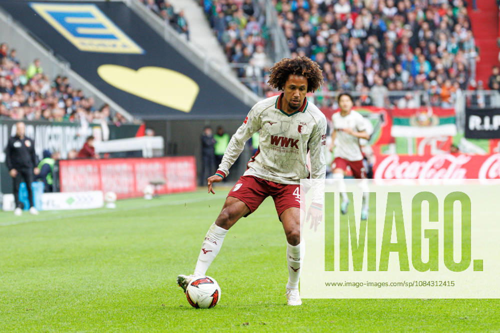 Han-Noah Massengo (4, FC Augsburg) beim Spiel zwischen FC Augsburg v FC Bayern München, Fussball, Herren, Bundesliga, 2026 2027, 5.Spieltag am 10.10.2026 in Augsburg, WWK ARENA. DFL and DFB regulations prohibit any use of photographs as image sequences and or quasi-video. Bayern Deutschland