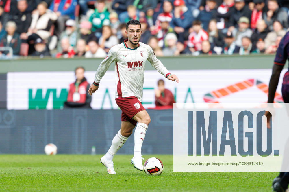 Arijon Ibrahimovic (21, FC Augsburg) beim Spiel zwischen FC Augsburg v FC Bayern München, Fussball, Herren, Bundesliga, 2026 2027, 5.Spieltag am 10.10.2026 in Augsburg, WWK ARENA. DFL and DFB regulations prohibit any use of photographs as image sequences and or quasi-video. Bayern Deutschland