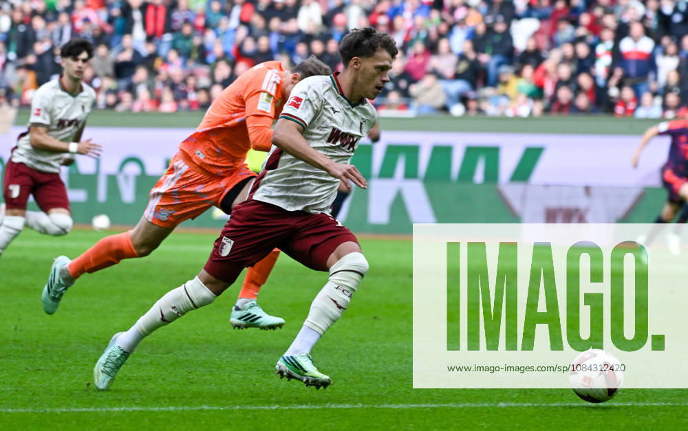Fussball 1.Bundesliga, FC Augsburg - Bayern München v.l. Manuel Neuer (FC Bayern Muenchen), Robin Fellhauer (FC Augsburg) Zweikampf, Aktion, action, battle for the ball zum Tor 1:0 Augsburg