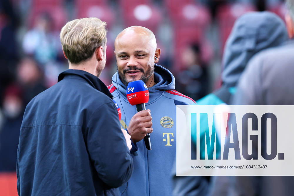 GER, Fussball, Herren, 1. Bundesliga, Saison 2026 2027, 5. Spieltag, FC Augsburg vs. FC Bayern München Vincent Kompany ( Cheftrainer FC Bayern München ), mitte im Sky Interview DFB DFL regulations prohibit any use of photographs as image sequences and or quasi-video Augsburg WWK Arena Bayern Deutschland