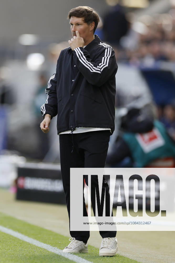 Trainer Merlin Polzin (HSV) im Bundesliga-Spiel zwischen der TSG 1899 Hoffenheim und dem Hamburger SV in der PreZero Arena, Sinsheim, Deutschland, am 10. Oktober 2026. in action during the Bundesliga match between TSG 1899 Hoffenheim and Hamburger SV at the PreZero Arena, Sinsheim, Germany, on October 10, 2026. DFB DFL REGULATIONS PROHIBIT ANY USE OF PHOTOGRAPHS AS IMAGE SEQUENCES AND OR QUASI-VIDEO,