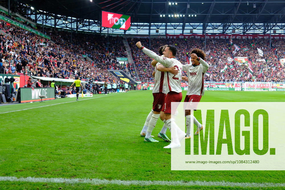 Robin Fellhauer (19 Augsburg) , Arijon Ibrahimovic (21 Augsburg) , Han Noah Massengo (4 Augsburg) jubeln über das Tor zum 1-0 beim Bundesligaspiel FC Augsburg - FC Bayern München am 10.10.2026.