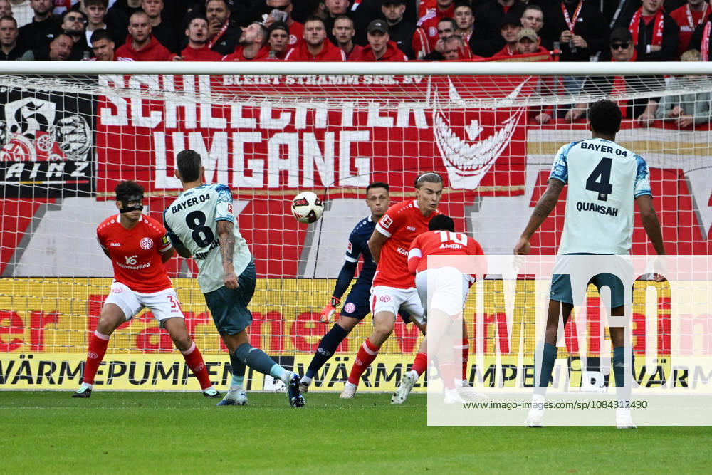 Fussball 1.Bundesliga, FSV Mainz 05 - Bayer 04 Leverkusen v.l. Robert Andrich (Bayer 04 Leverkusen) Torschuetze, erzielt das Tor, Treffer, scores the goal 0:1 Alexander Schwolow (FSV Mainz 05) Mainz