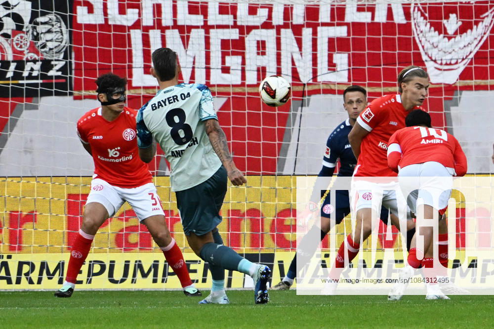 Fussball 1.Bundesliga, FSV Mainz 05 - Bayer 04 Leverkusen v.l. Robert Andrich (Bayer 04 Leverkusen) Torschuetze, erzielt das Tor, Treffer, scores the goal 0:1 Alexander Schwolow (FSV Mainz 05) Mainz