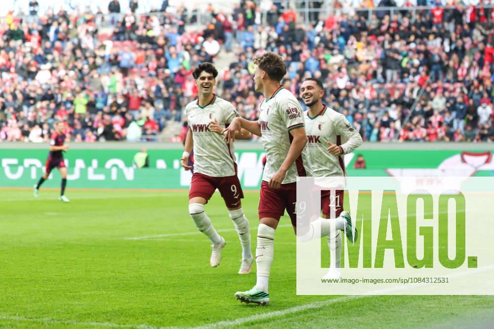 Jubel zum Tor zum 1:0 durch Robin Fellhauer (FC Augsburg, 19), mit Arijon Ibrahimovic (FC Augsburg, 21) und Rodrigo Ribeiro (FC Augsburg, 09), GER, FC Augsburg vs. FC Bayern Muenchen, Fussball, Bundesliga, 5. Spieltag, Saison 2026 2027, 10.10.2026, , GER, FC Augsburg vs. FC Bayern Muenchen, Fussball, Bundesliga, 5. Spieltag, Saison 2026 2027, 10.10.2026 Augsburg