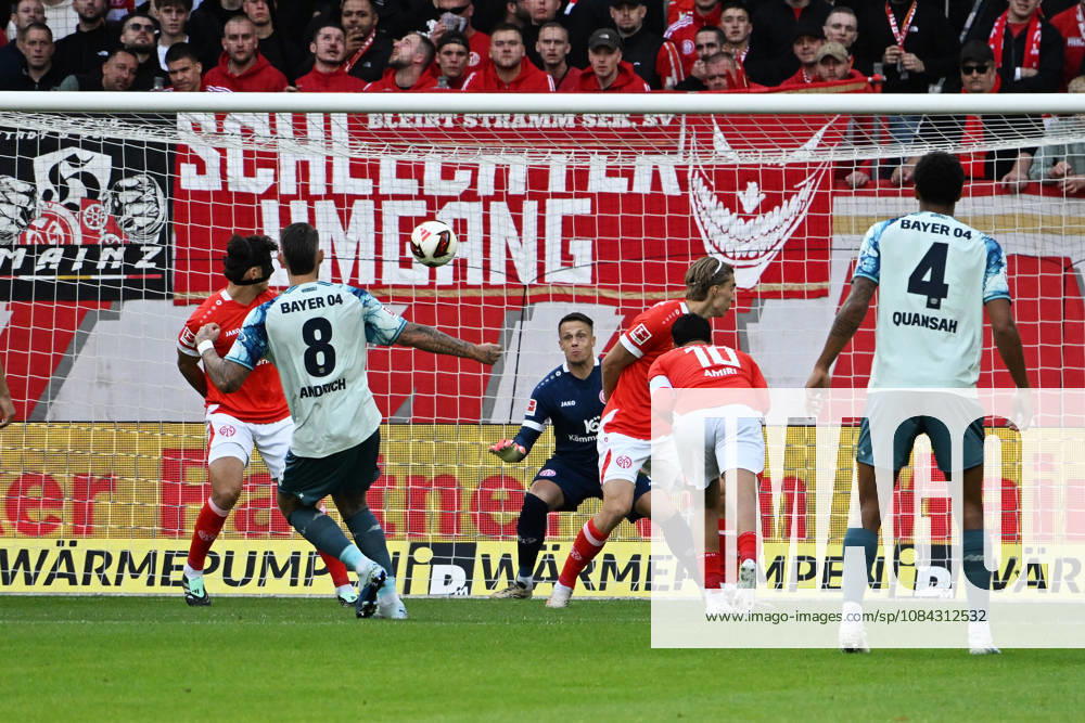 Fussball 1.Bundesliga, FSV Mainz 05 - Bayer 04 Leverkusen v.l. Robert Andrich (Bayer 04 Leverkusen) Torschuetze, erzielt das Tor, Treffer, scores the goal 0:1 Alexander Schwolow (FSV Mainz 05) Mainz