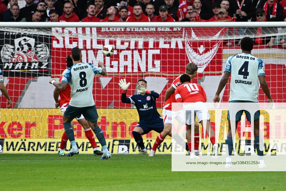 Fussball 1.Bundesliga, FSV Mainz 05 - Bayer 04 Leverkusen v.l. Robert Andrich (Bayer 04 Leverkusen) Torschuetze, erzielt das Tor, Treffer, scores the goal 0:1 Alexander Schwolow (FSV Mainz 05) Mainz