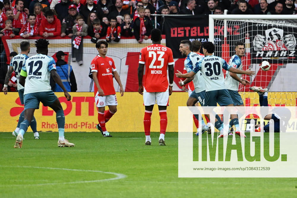 Fussball 1.Bundesliga, FSV Mainz 05 - Bayer 04 Leverkusen v.l. Torjubel nach dem Tor zum celebrating the goal celebrate 0:1 durch Robert Andrich (Bayer 04 Leverkusen) Mainz