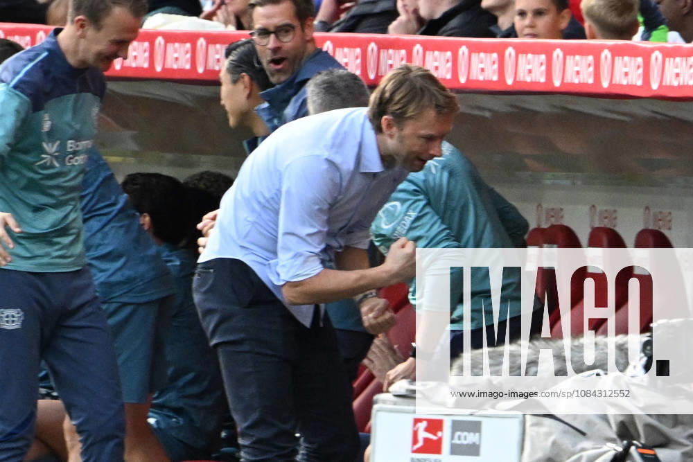 Fussball 1.Bundesliga, FSV Mainz 05 - Bayer 04 Leverkusen v.l. Torjubel nach dem Tor zum celebrating the goal celebrate 0:1 bei Geschäftsführer Simon Rolfes (Bayer 04 Leverkusen) Mainz