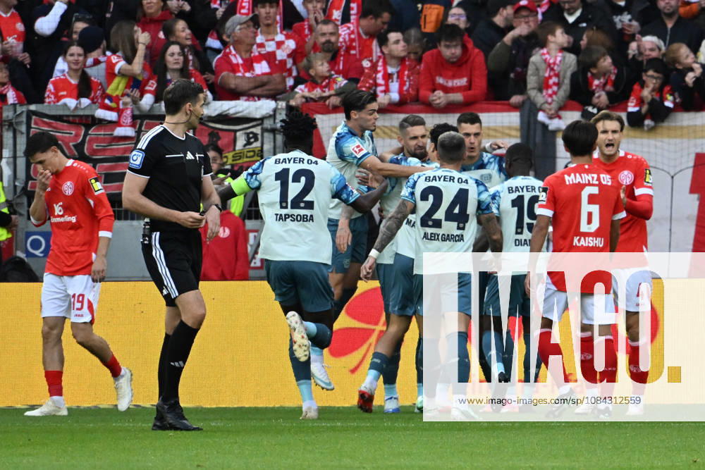 Fussball 1.Bundesliga, FSV Mainz 05 - Bayer 04 Leverkusen v.l. Torjubel nach dem Tor zum celebrating the goal celebrate 0:1 durch Robert Andrich (Bayer 04 Leverkusen) Mainz