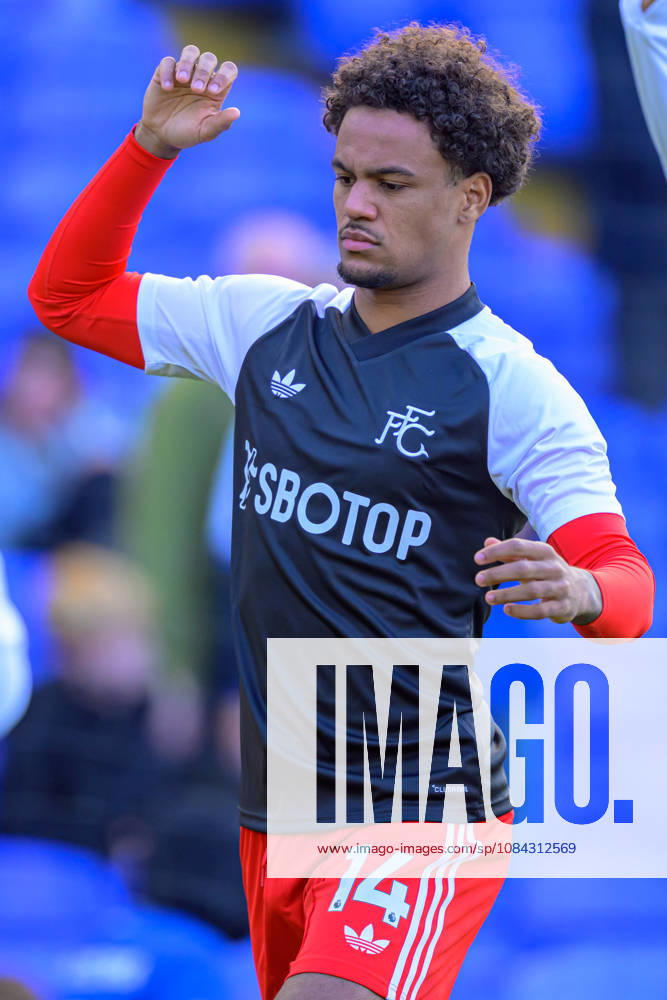 IPSWICH, ENGLAND OCTOBER 10 - Oscar Bobb of Fulham during pre game warm up before the Premier League game between Ipswich Town and Fulham at Portman Road on October 10, 2026 in Ipswich, England. (Photo by Keeran Marquis Sports Press Photo)