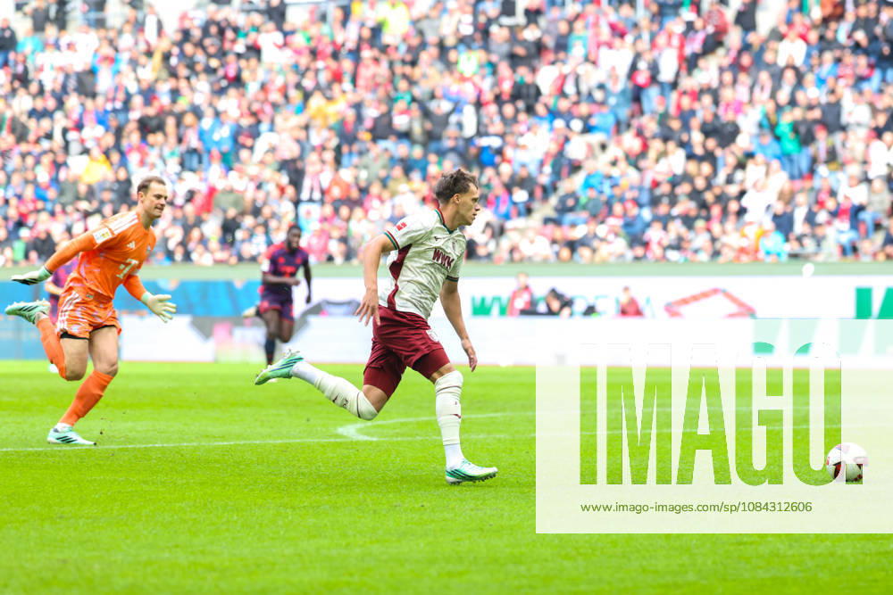 Kurz vor dem 1:0, Robin Fellhauer (FC Augsburg, 19) mit Ball vorbei an Manuel Neuer (FC Bayern Muenchen, 01), GER, FC Augsburg vs. FC Bayern Muenchen, Fussball, Bundesliga, 5. Spieltag, Saison 2026 2027, 10.10.2026, , GER, FC Augsburg vs. FC Bayern Muenchen, Fussball, Bundesliga, 5. Spieltag, Saison 2026 2027, 10.10.2026 Augsburg