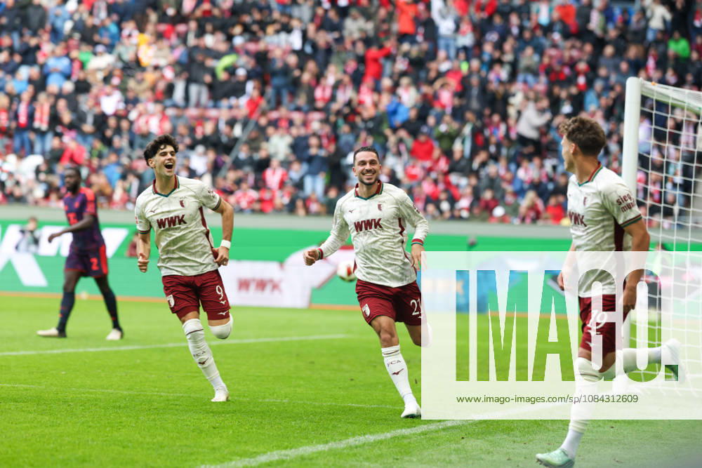 Jubel zum Tor zum 1:0 durch Robin Fellhauer (FC Augsburg, 19), mit Arijon Ibrahimovic (FC Augsburg, 21) und Rodrigo Ribeiro (FC Augsburg, 09), GER, FC Augsburg vs. FC Bayern Muenchen, Fussball, Bundesliga, 5. Spieltag, Saison 2026 2027, 10.10.2026, , GER, FC Augsburg vs. FC Bayern Muenchen, Fussball, Bundesliga, 5. Spieltag, Saison 2026 2027, 10.10.2026 Augsburg