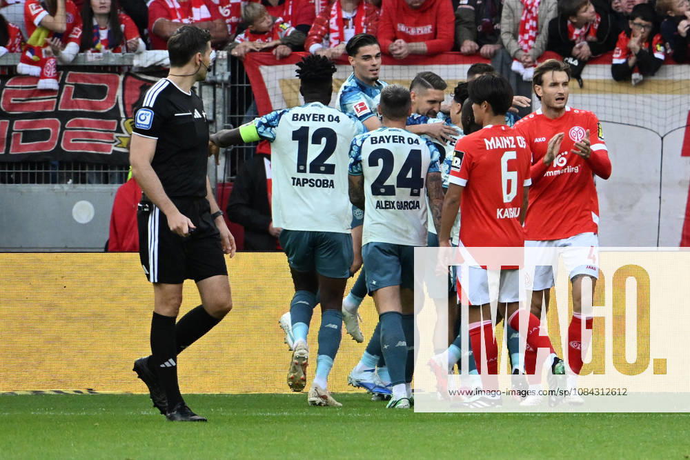 Fussball 1.Bundesliga, FSV Mainz 05 - Bayer 04 Leverkusen v.l. Torjubel nach dem Tor zum celebrating the goal celebrate 0:1 durch Robert Andrich (Bayer 04 Leverkusen) Mainz