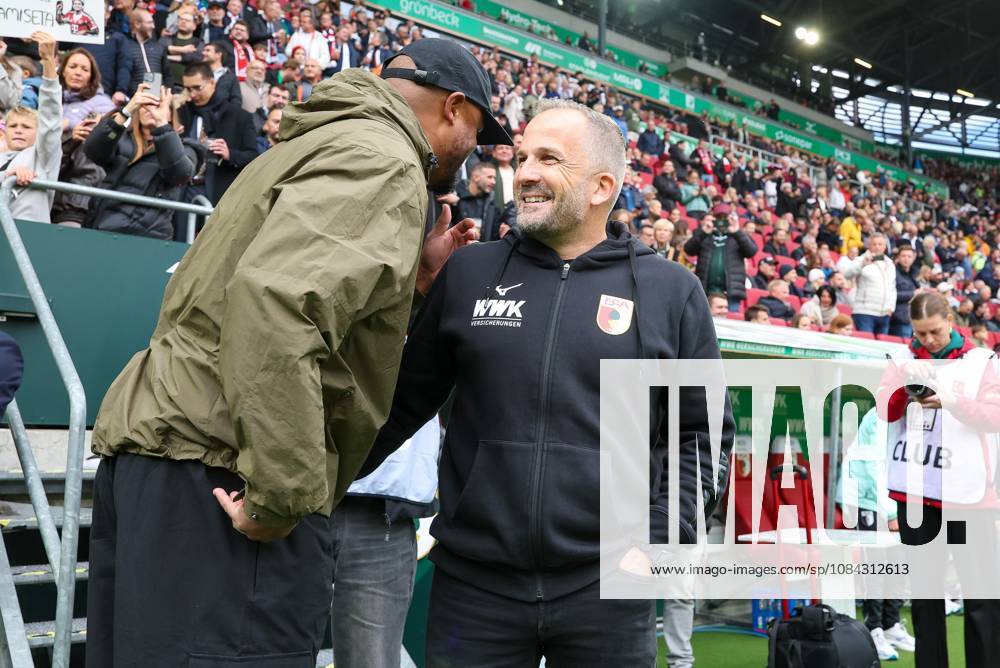 Chef-Trainer Vincent Kompany (FC Bayern Muenchen) begruesst Chef-Trainer Manuel Baum (FC Augsburg), FC Augsburg vs. FC Bayern Muenchen, Fussball, 1. Bundesliga, 5. Spieltag, 10.10.2026 DFB DFL regulations prohibit any use of photographs as image sequences and or quasi-video Augsburg Bayern Deutschland