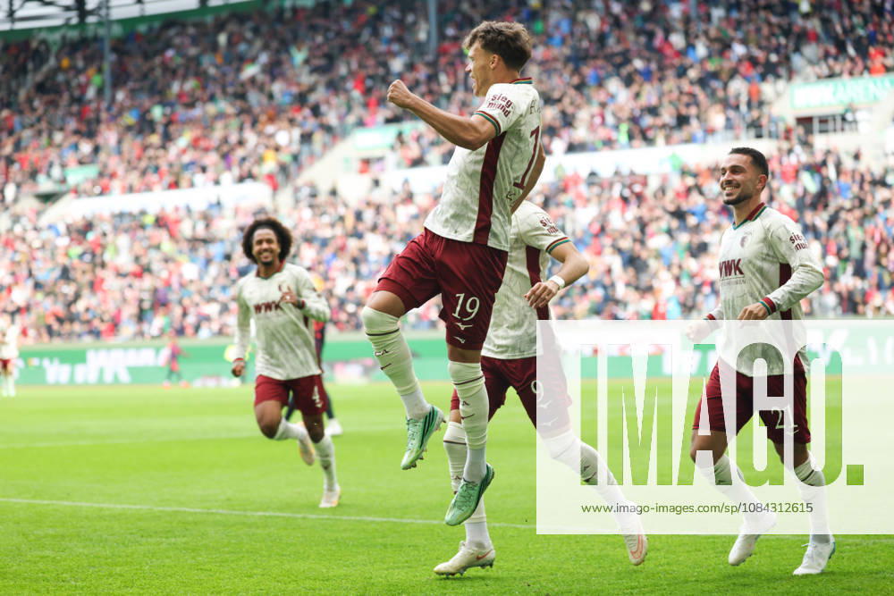 Jubel zum Tor zum 1:0 durch Robin Fellhauer (FC Augsburg, 19), mit Arijon Ibrahimovic (FC Augsburg, 21) und Rodrigo Ribeiro (FC Augsburg, 09), GER, FC Augsburg vs. FC Bayern Muenchen, Fussball, Bundesliga, 5. Spieltag, Saison 2026 2027, 10.10.2026, , GER, FC Augsburg vs. FC Bayern Muenchen, Fussball, Bundesliga, 5. Spieltag, Saison 2026 2027, 10.10.2026 Augsburg