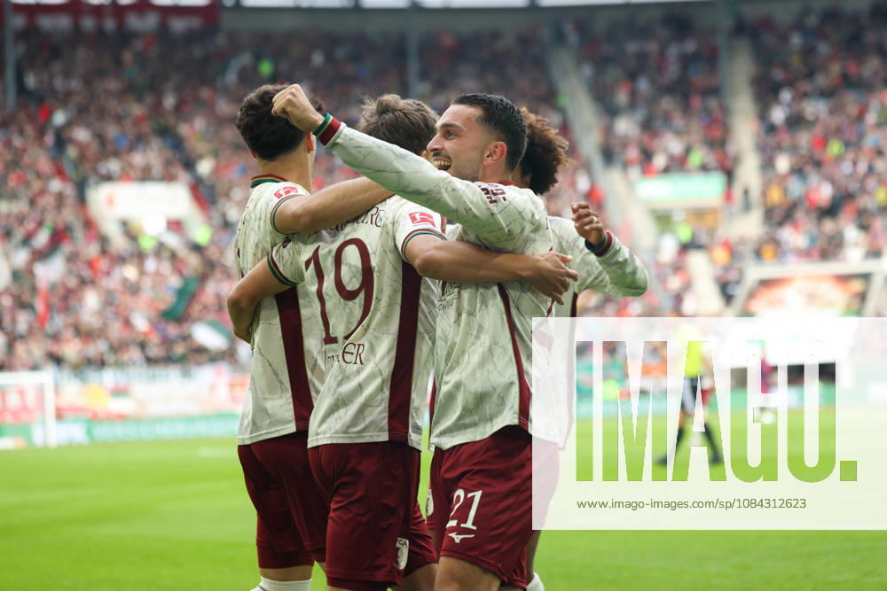 Jubel zum Tor zum 1:0 durch Robin Fellhauer (FC Augsburg, 19), mit Arijon Ibrahimovic, GER, FC Augsburg vs. FC Bayern Muenchen, Fussball, Bundesliga, 5. Spieltag, Saison 2026 2027, 10.10.2026, , GER, FC Augsburg vs. FC Bayern Muenchen, Fussball, Bundesliga, 5. Spieltag, Saison 2026 2027, 10.10.2026 Augsburg