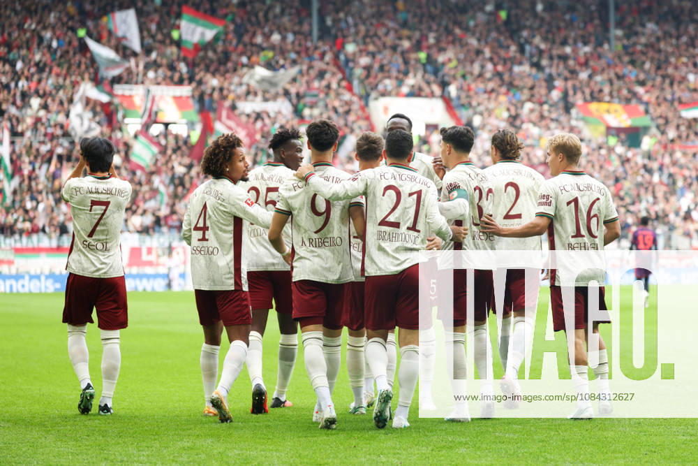 Jubel zum Tor zum 1:0 durch Robin Fellhauer (FC Augsburg, 19), GER, FC Augsburg vs. FC Bayern Muenchen, Fussball, Bundesliga, 5. Spieltag, Saison 2026 2027, 10.10.2026, , GER, FC Augsburg vs. FC Bayern Muenchen, Fussball, Bundesliga, 5. Spieltag, Saison 2026 2027, 10.10.2026 Augsburg
